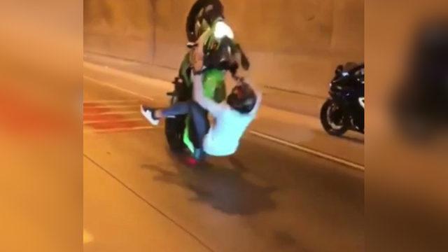 Tek tekerlek üzerinde ilerleyen gençlerin kaza anı kamerada