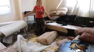 Ayrılmak isteyen eşini elektrik süpürgesi sapıyla dövdü