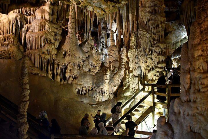 Gümüşhane'deki Karaca Mağarası'nı bayram tatilinde 15 bini aşkın kişi ziyaret etti G1