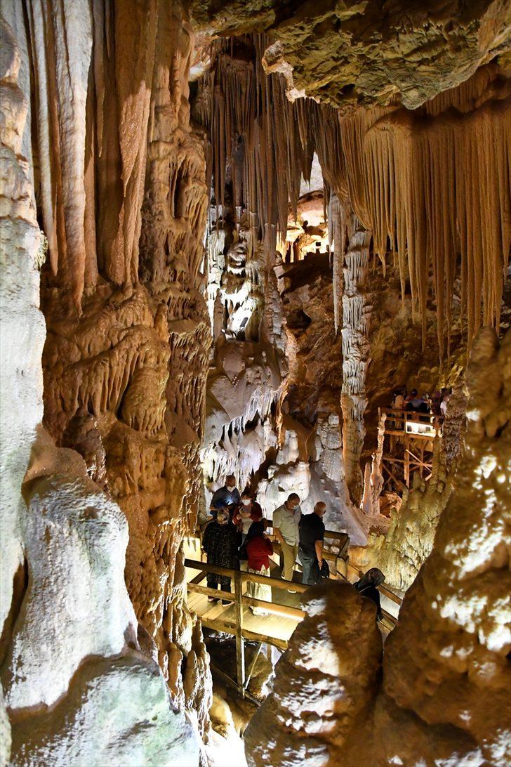 Gümüşhane'deki Karaca Mağarası'nı bayram tatilinde 15 bini aşkın kişi ziyaret etti G2