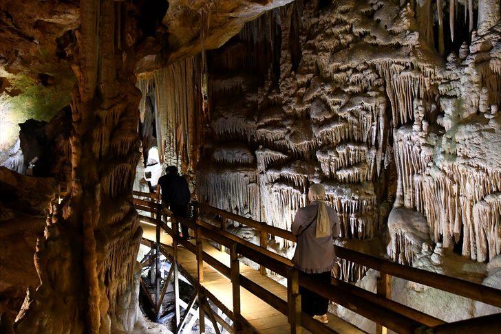 Gümüşhane'deki Karaca Mağarası'nı bayram tatilinde 15 bini aşkın kişi ziyaret etti G3