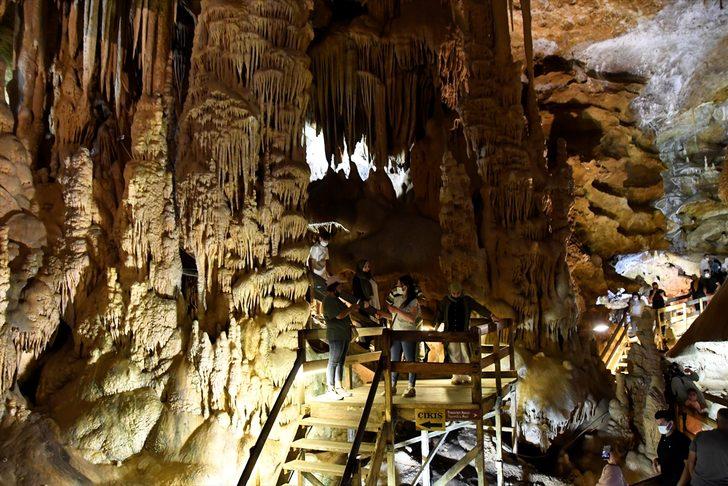 Gümüşhane'deki Karaca Mağarası'nı bayram tatilinde 15 bini aşkın kişi ziyaret etti G4