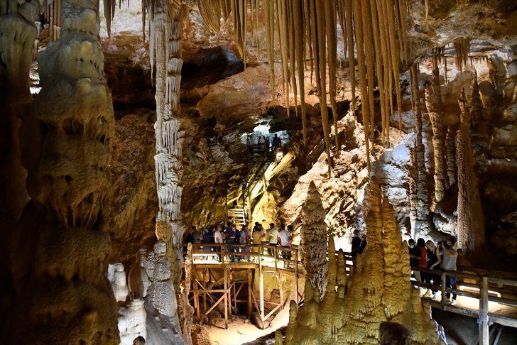 Gümüşhane'deki Karaca Mağarası'nı bayram tatilinde 15 bini aşkın kişi ziyaret etti G5