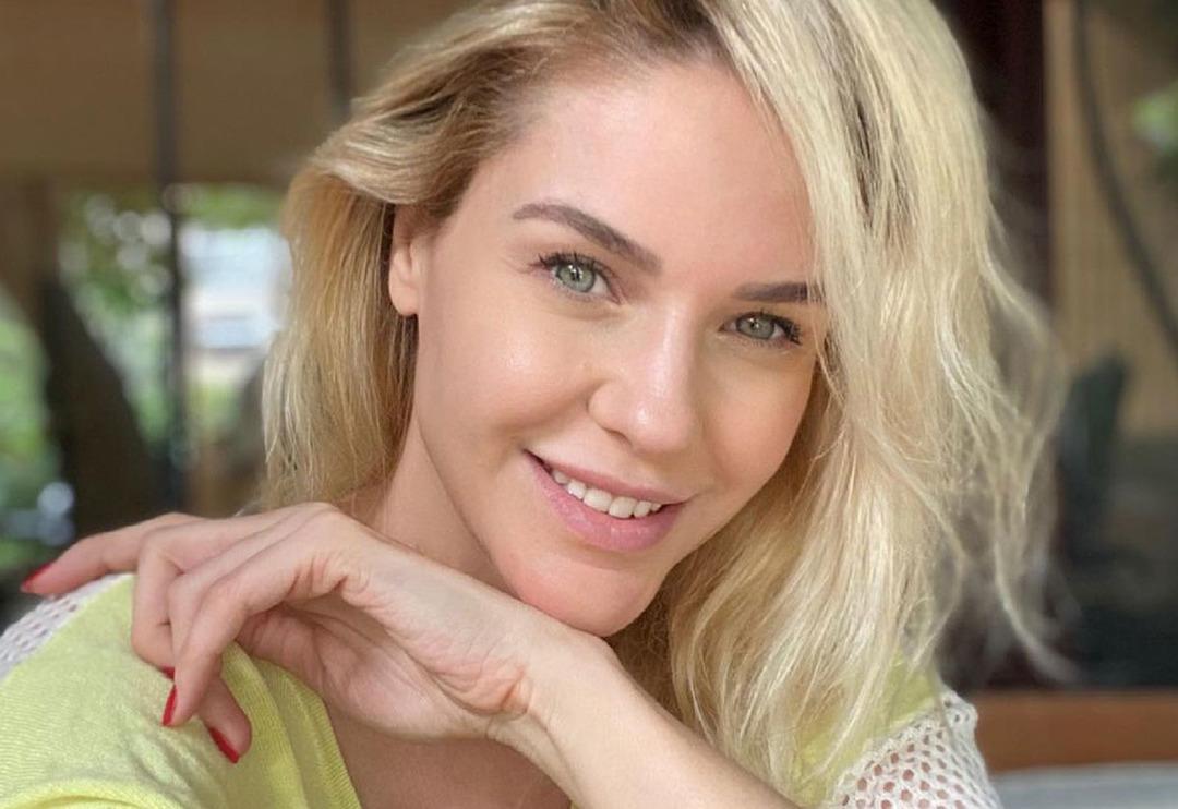 Emine &Uuml;n'&uuml;n kız kardeşi hayran bıraktı! "Ablası ayrı kardeşi ayrı g&uuml;zel"