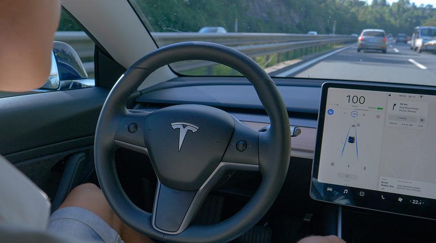 Dolunay, Tesla'nın otonom sürüş özelliğini kandırdı!