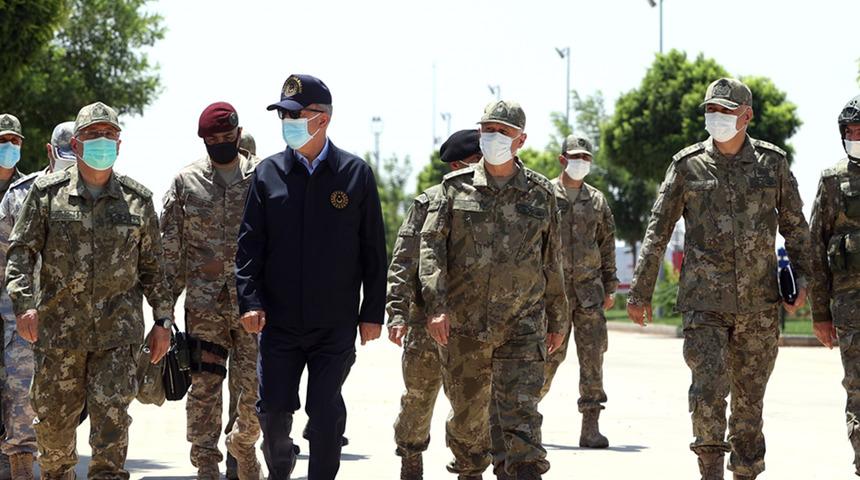 Bakan Akar ve komutanlar sınır hattında