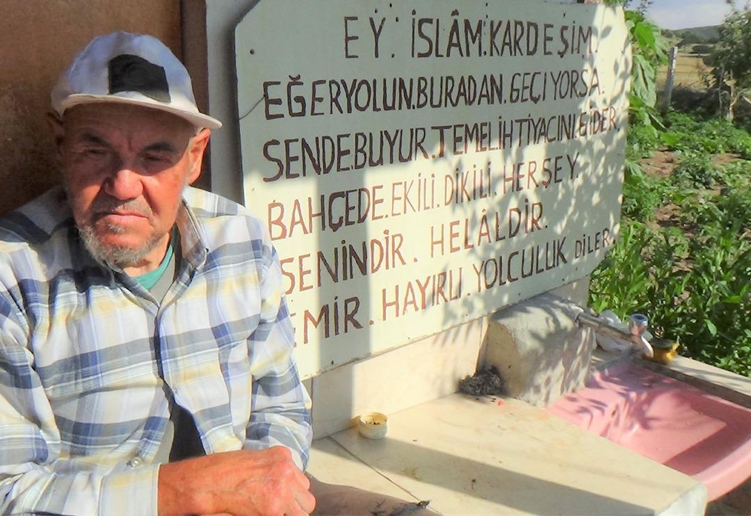 Bah&ccedil;edeki yazıyı g&ouml;ren şaşırmadan edemiyor: Bah&ccedil;edeki her şey...