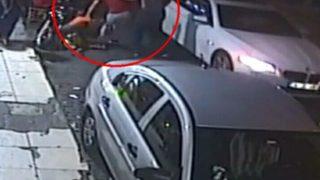 Dehşete düşüren anlar! Sokak ortasında eşini darbetti