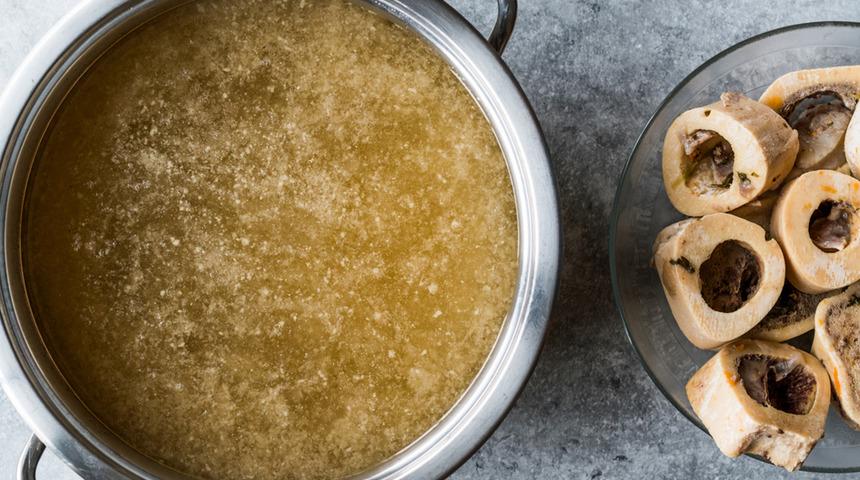 Mide bulantısına iyi gelen besinler arasında et suyu da bulunuyor!