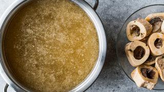 Mide bulantısına iyi gelen besinler arasında et suyu da bulunuyor!