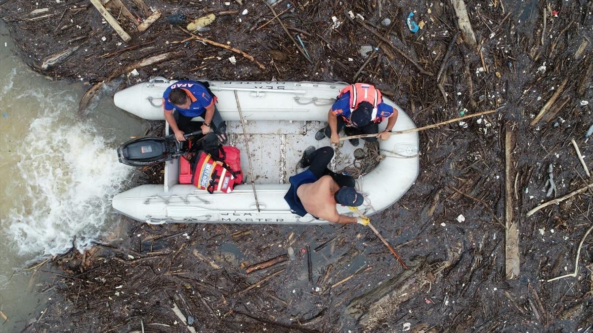 İ&ccedil;işleri Bakanı S&uuml;leyman Soylu, Arhavi'de iş yerleri selden hasar g&ouml;ren esnafla bir araya geldi