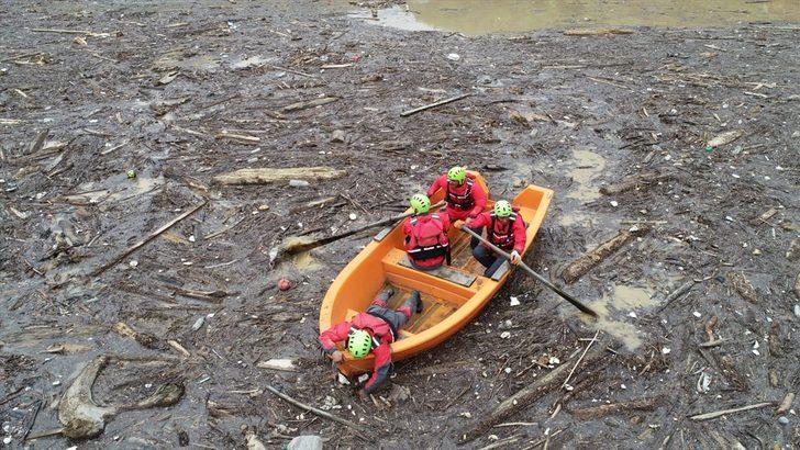 İçişleri Bakanı Süleyman Soylu, Arhavi'de iş yerleri selden hasar gören esnafla bir araya geldi G5