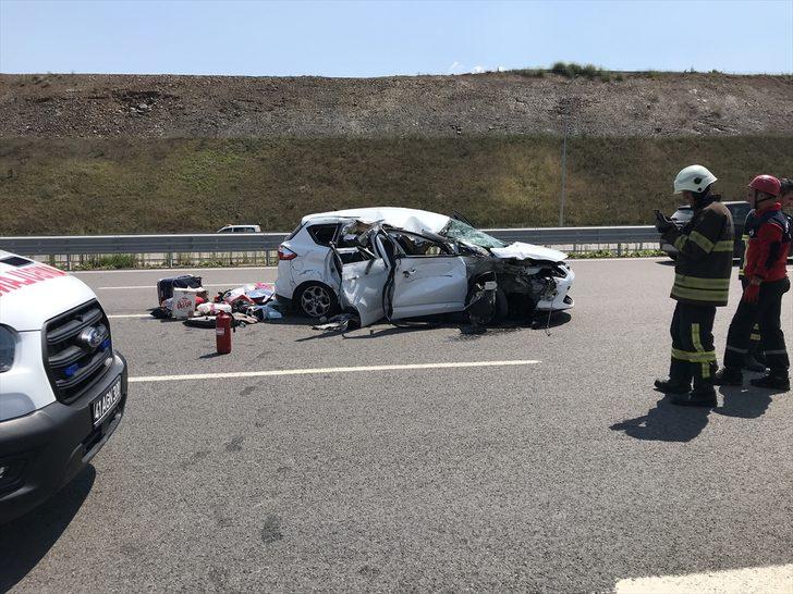 Kocaeli'de bayram tatilinden dönen aileyi taşıyan otomobil tıra çarptı: 5 yaralı G1
