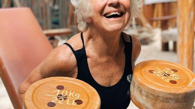 74 yaşındaki Instagram fenomeni Joan MacDonald kaslı vücudu ile dikkatleri çekiyor