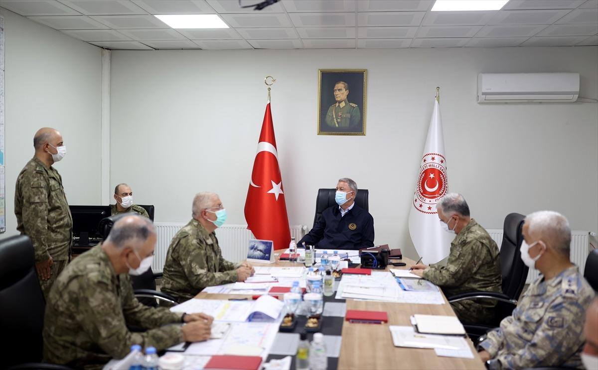 Milli Savunma Bakanı Akar'dan sınır hattında ter&ouml;rle m&uuml;cadelede kararlılık mesajı: