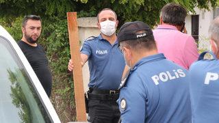 Sırasını beklemesini söyleyen doktora 'çivili tahta'yla saldırdı