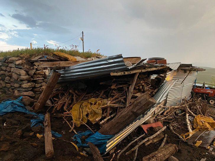 Ardahan'da sağanak nedeniyle dere taştı, yol ve evleri su bastı G2