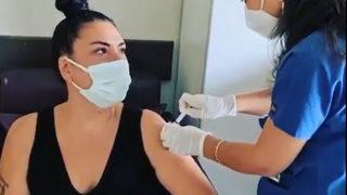 Işın Karaca aşı olduğu anları paylaştı: Bizimle görüşmek istemeyen ulvi dostlarımıza selam olsun