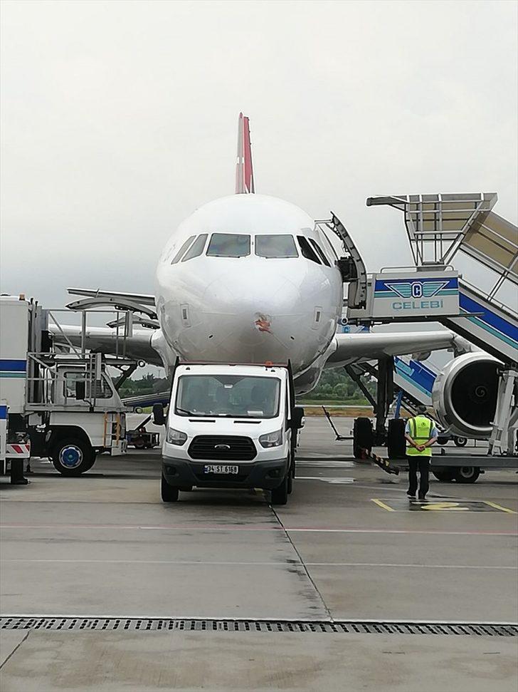 GÜNCELLEME - Samsun'da iniş sırasında kuşa çarpan uçağın burnunda ezik oluştu G1