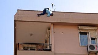 Elinde bıçakla saatlerce ecel teri döktürdü, binaya sucuyu bile almadı