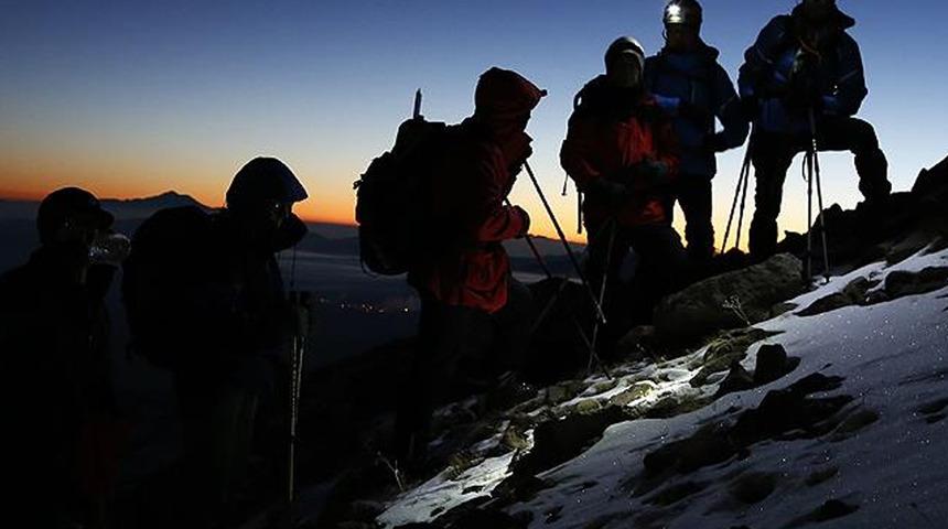 K2 Dağı’nda 6 ay önce hayatını kaybeden 3 dağcının cansız bedenlerine ulaşıldı