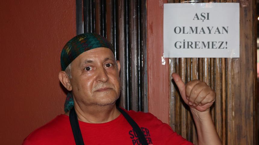 İzmir'de bir işletmeci iş yerine "Aşı olmayan giremez" yazısı astı