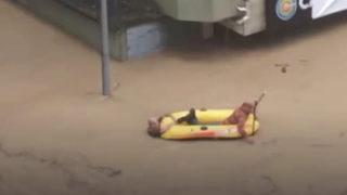 Arhavi'de selin göle çevirdiği caddede yaşam mücadelesi! İmdadına botla yetişti