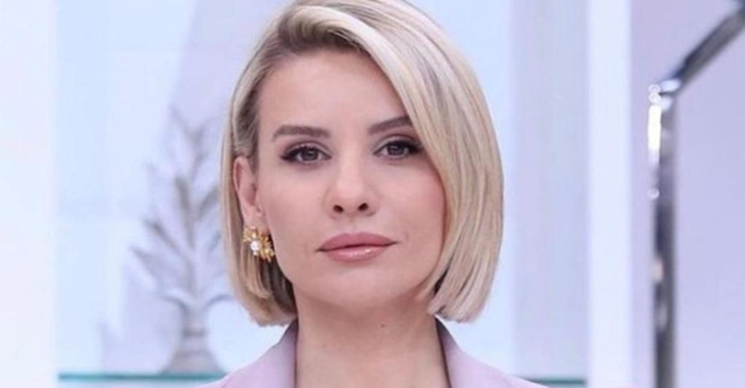 Esra Erol'dan tatil pozu! Telefonunu elinden d&uuml;ş&uuml;rmedi