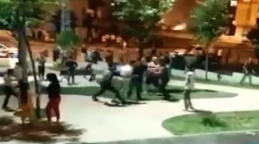 Çocukların kavgasına aileler de katıldı, mahalle savaş alanına döndü