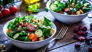 Yaz aylarına keyif katacak ve lezzetiyle büyüleyecek harika 5 salata tarifi