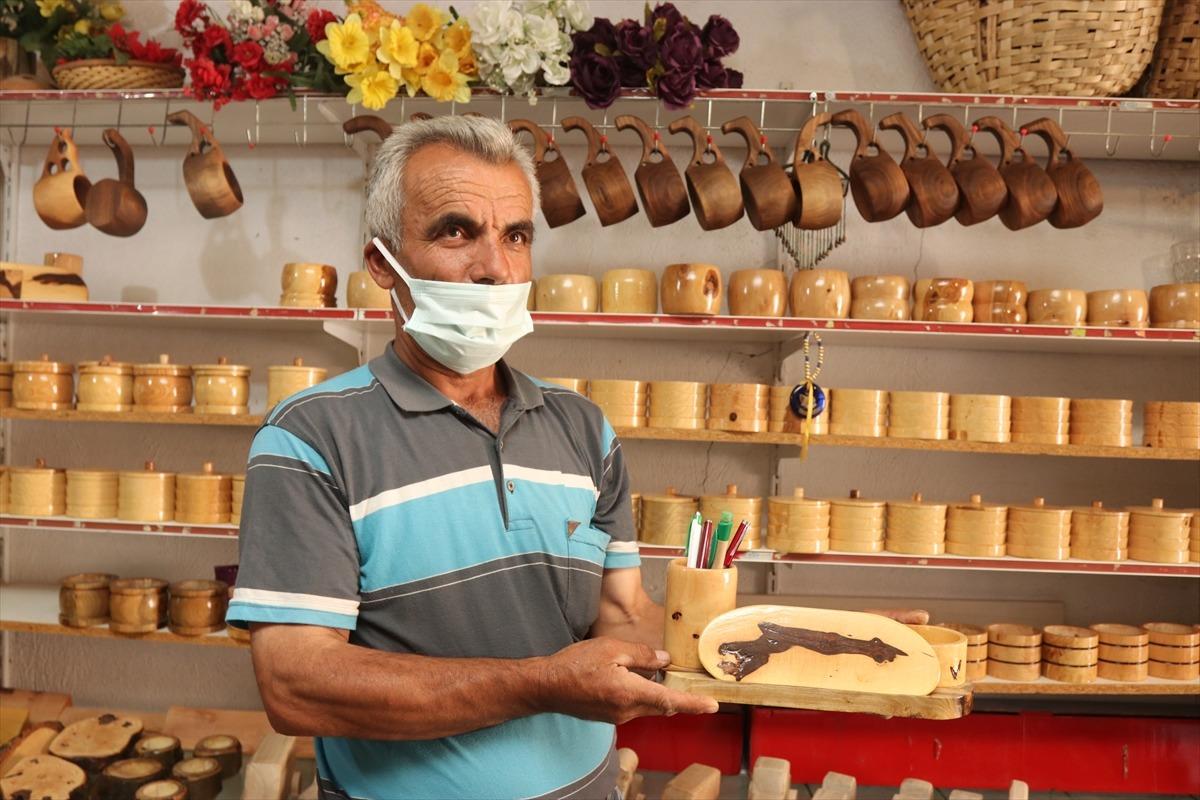 Babasından kalma at&ouml;lyede 30 yıldır ahşaba şekil veriyor