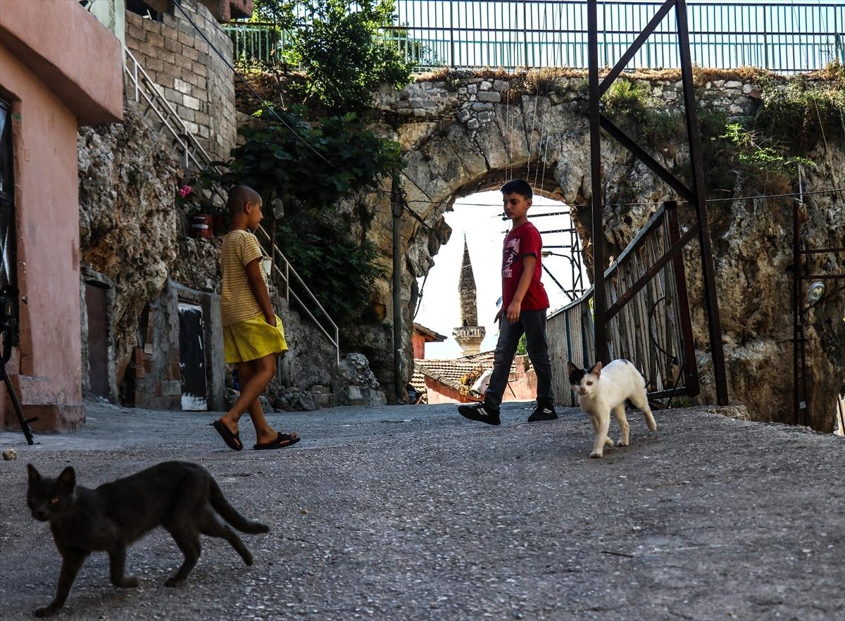Hoşg&ouml;r&uuml; kentinin tarihi su kemerleri zamana direniyor