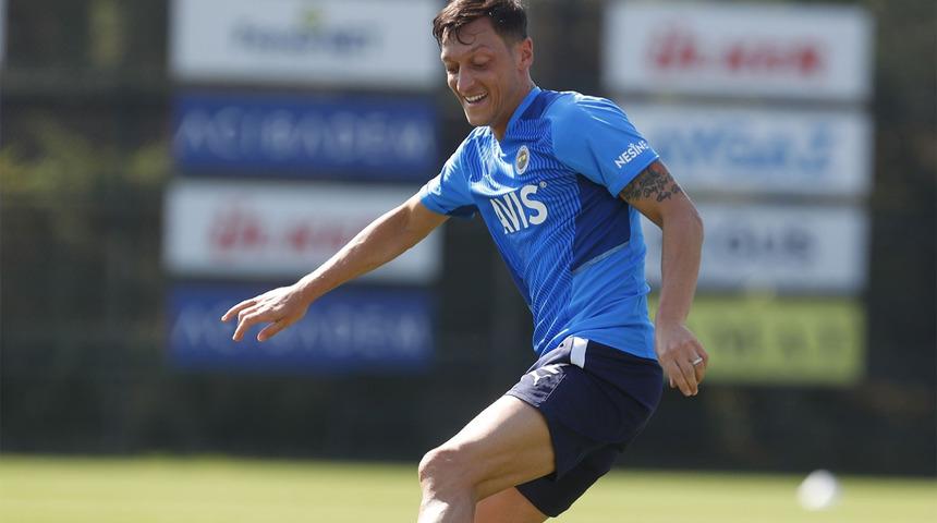 Fenerbahçe’de Serdar Aziz, Sinan Gümüş ve Mesut Özil takımla çalıştı