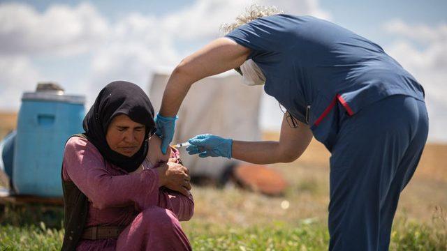 Ankara'nın Polatlı ilçesinde bir mevsimlik tarım işçisine aşı yapılıyor