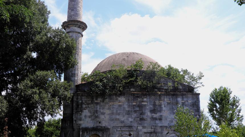 Edirne'de Osmanlı mirası asırlık cami tanınmaz halde! Madde bağımlıların yuvası oldu, minaresi koptu