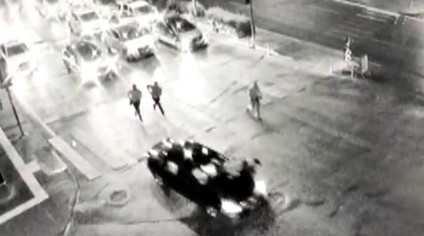 Dehşete düşüren anlar! Alkollü sürücü, polisi aracın kaputunda sürükledi