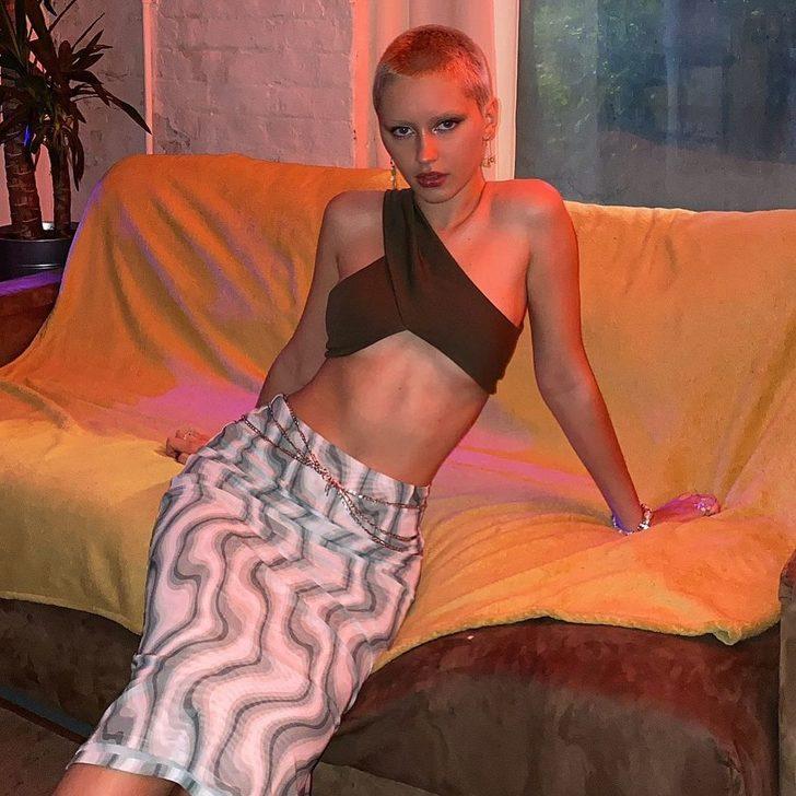 Jude Law'ın kızı Iris Law yeni imajıyla nefes kesti G2