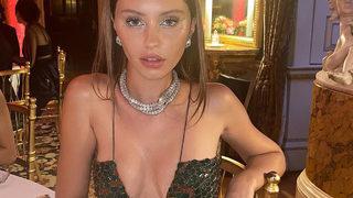 Jude Law'ın kızı Iris Law yeni imajıyla nefes kesti