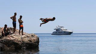 Antalya'da sıcak havada bunalanlar serinlemek için sahilleri tercih etti