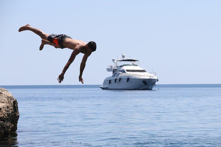 Antalya'da sıcak havada bunalanlar serinlemek için sahilleri tercih etti G2