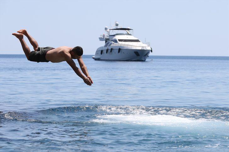 Antalya'da sıcak havada bunalanlar serinlemek için sahilleri tercih etti G3