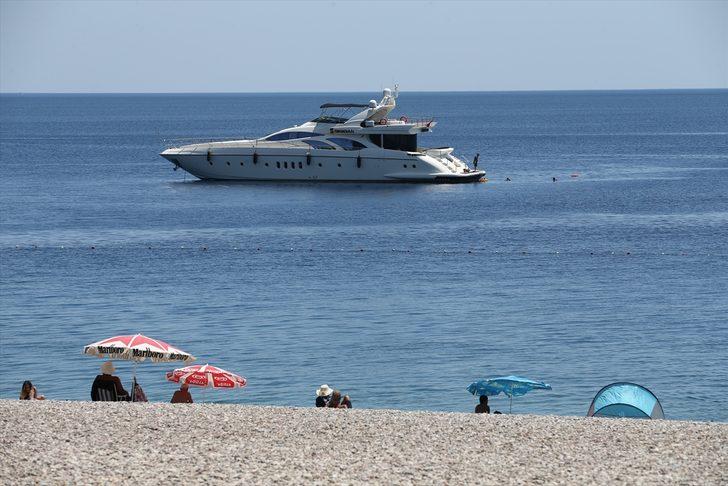 Antalya'da sıcak havada bunalanlar serinlemek için sahilleri tercih etti G4