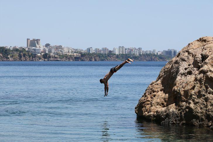 Antalya'da sıcak havada bunalanlar serinlemek için sahilleri tercih etti G5