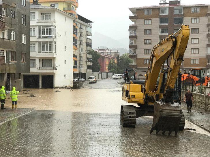Arhavi'de sağanağın ardından iki mahalleyi su bastı G1