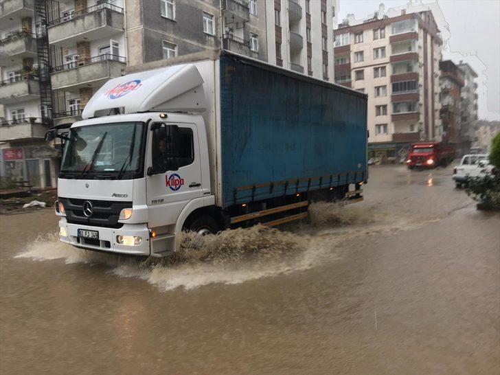 Arhavi'de sağanağın ardından iki mahalleyi su bastı G2