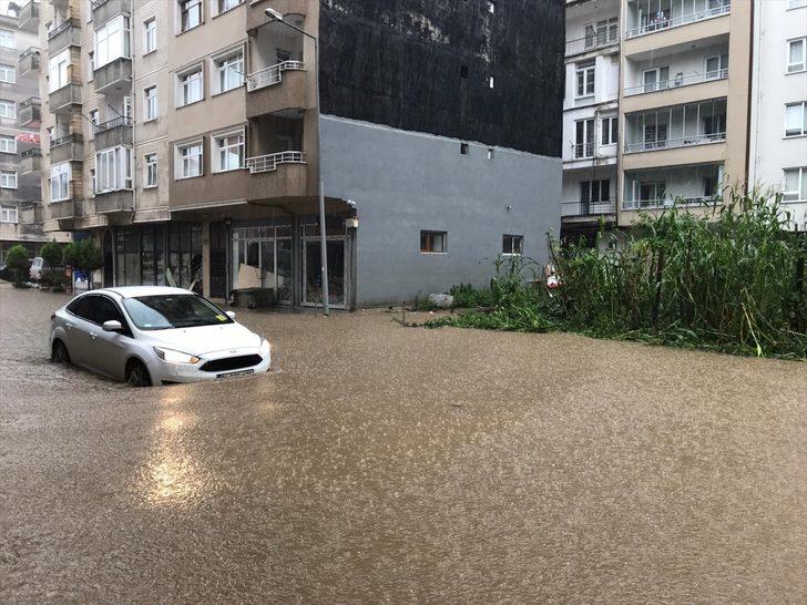 Arhavi'de sağanağın ardından iki mahalleyi su bastı G4