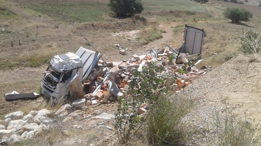 Afyonkarahisar'da şarampole devrilen kargo yüklü tırın sürücüsü öldü