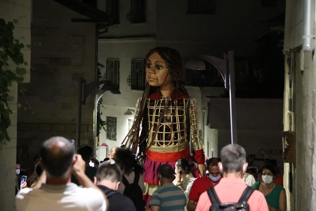 M&uuml;lteci &ccedil;ocukların simgesi kukla K&uuml;&ccedil;&uuml;k Amal'ın İngiltere'ye yolculuğu Gaziantep'ten başladı