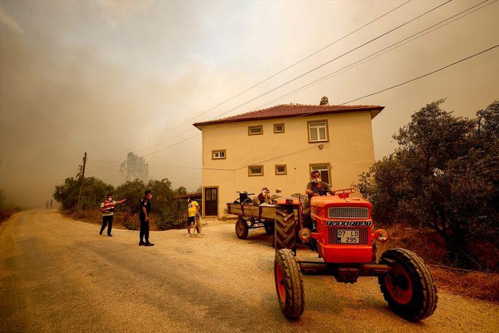 Manavgat'ta çıkan orman yangını havadan ve karadan müdahaleyle kontrol altına alınmaya çalışılıyor G3