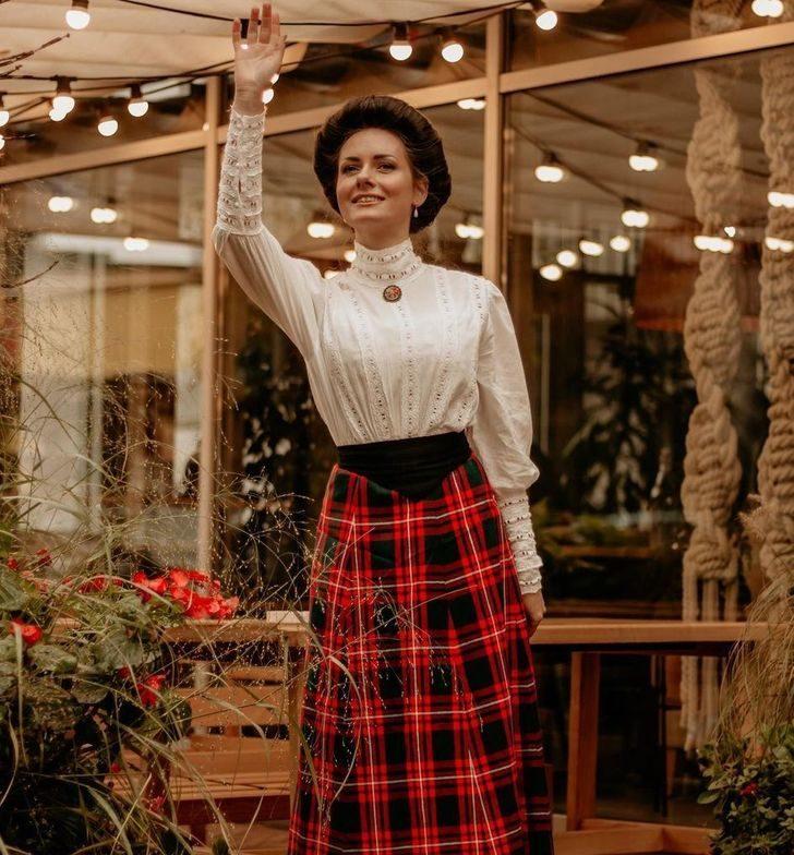 Kıyafetleri ve aksesuarlarıyla 18. yüzyıldan fırlamış gibi görünen Mila Povoroznyuk, moda trendleri elinin tersiyle itti G2